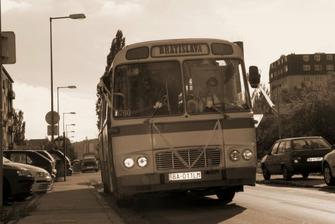 autobusik s hostami