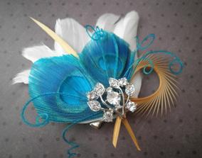 aj tento ozdobny fascinator sa mi paci http://www.etsy.com/listing/68732867/teal-palms-white-feather-hair-facinator