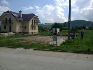 začíname vymeriavať domček, len keby už nepršalo.... 7.6.2013