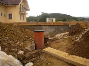 tiež sme stihli aj pripojenie ku kanalizácii 08/2013