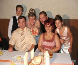 nevestina sestra s rodinou