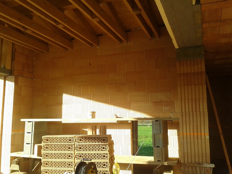 Pár fotek z průběhu stavby 2016, 2017 - přiznaný strop v obýváku