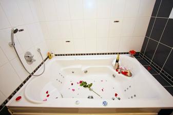 takovou budeme mít vanu ve svatebním apartmá :)