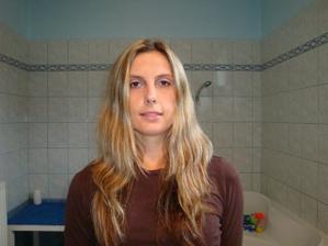zkouška líčení vlastní rukou, od kosmetičky jsem se v tom moc necítila, nebyla jsem to já. Dvěma kamarádkám se to moc nelíbí, jedné vůbec, druhá by přitlačila na řasenku a třetí se líbí, že to není přehnané, prostě akorát. Tak nevím...