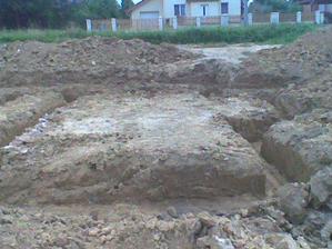 vykopane základové pásy, hruza a spoušť..