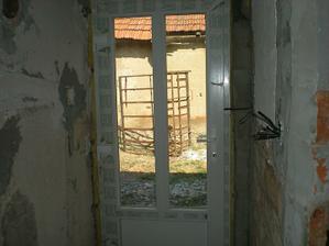 dvere v malej chodbičke,už je tiež vystierkovaná