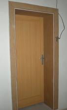 nová zárubňa na ktorú sa ešte bude lepiť fólia,dvere sú už zrenovované ale ešte sa budú prerábať na sklenené,ale to až sa vybetónuje podlaha v chodbe a v kúpeľni