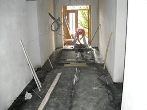 Červenec 2012 betonujeme podlahu v chodbě
