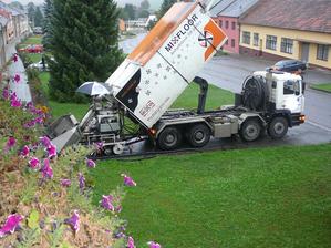 19.9.2012 Přijeli nám zalít podlahové topení