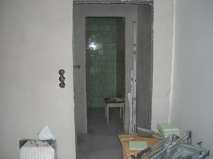 Pohled z kuchyně do spíže