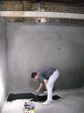 Pěkně napenetrovat, položit lepenku a jde se betovat podlaha