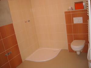 A taky WC a vaničku ke sprcháči