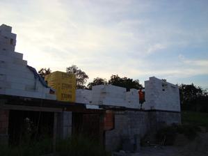 Přední část není dodělána, přes kuchyň navážíme materiál:)