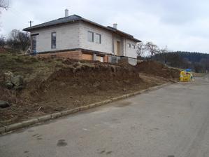 terenní úpravy a přípravy na budoucí opěrnou zídku a plot...