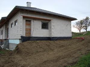 Boční vchod to technické, snad budou příští týden i dveře:)
