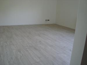 Podlaha v ložnici..