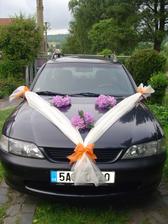 To jsem dneska zkoušela, jak bude vypadat auto nevěsty - .. kytky jsou zkušební (co zahrádka dala) a ještě k tomu nejsou oranžové, protože oranžovým rododendrónem neoplýváme :-( Jen tak na zkoušku ale stačily...