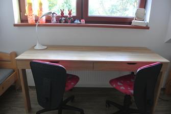 Konečně natřený dubový psací stůl v pokojíčku :-)