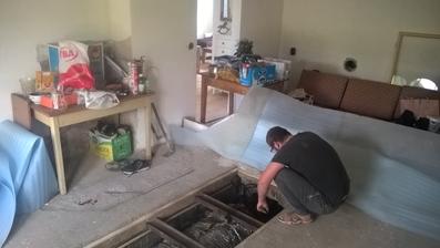 montázna jama v buducej kuchyni asi z nej urobime malu pivnicku s padacimi dvierkami , uvidime...
