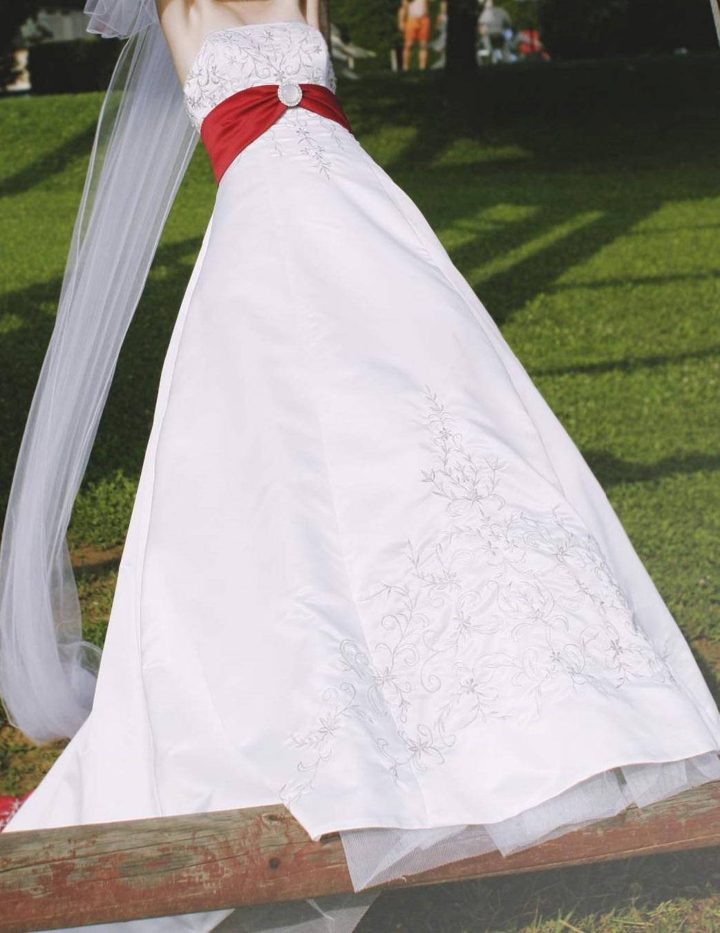 Červeno-bílé svatební šaty s vlečkou - Obrázek č. 2