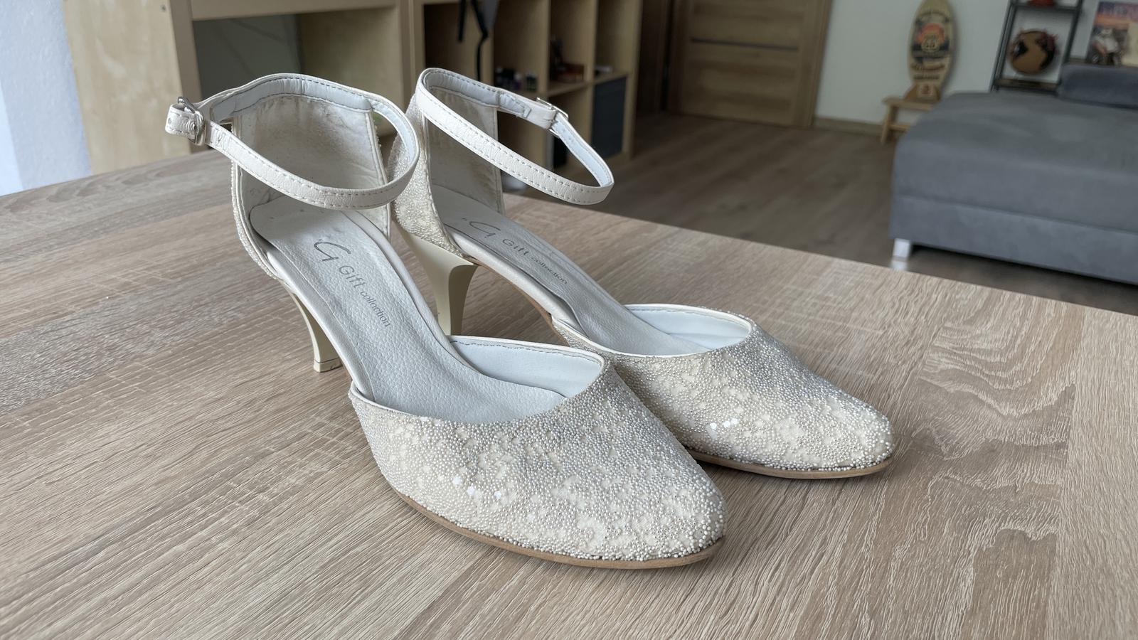 Biele svadobné topánky - Obrázok č. 2