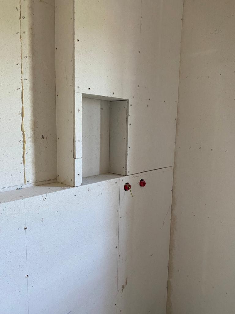 Stavba domova - VEXTA 149G TREND - 5.8.2022 - všechny fermacellové desky jsou na svém místě. Ješte zaklopit stropy a je to. Zde nika ve sprchovém koutu ve spodní koupelně. 