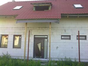 Zpredu :-) nalavo hostovska este s 1 oknom zboku, napravo spodna kupelna a wc