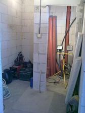 spodna toaleta /napravo wc, nalavo sprchac/
