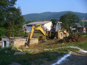 po nekonecnych dazdoch a uprave pristupovej cesty zaciname 17.7.2010 bagrovat zaklady