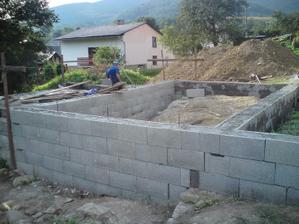 este zavezime strkom a mozeme betonovat spodnu deku