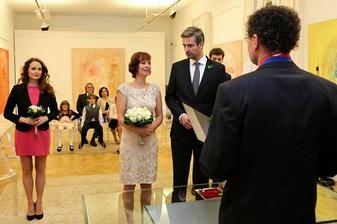 Cesty domů (Hynek a Valerie) tady jsou vidět celé šaty