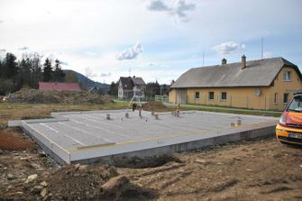 Svařená hydroizolace, připraveny průchodky, teď jen položit kari a beton může dovnitř