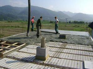 Chlapci zacinaju zalievat strop. To este netusia, ze im beton bude chybat a budu ho musiet dorabat rucne...