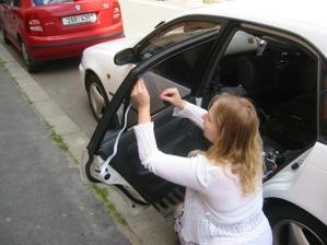 svědkyně zdobí auto ženicha