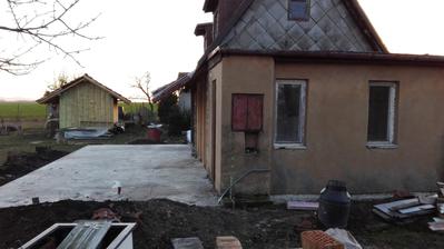 dřevník na dřevo a nářadí postaven