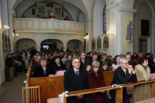 pohlad na celkom plny kostol