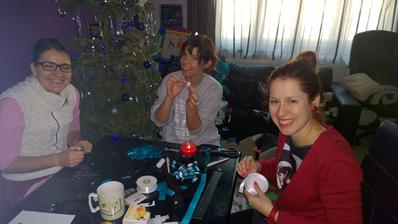 S druzickama tvorime kyticky :-) Jednak jako vyzdobu a jednak jako vyvazky/broze. Ted uz tvorime jen se snoubencem, jde to pomalu :-D