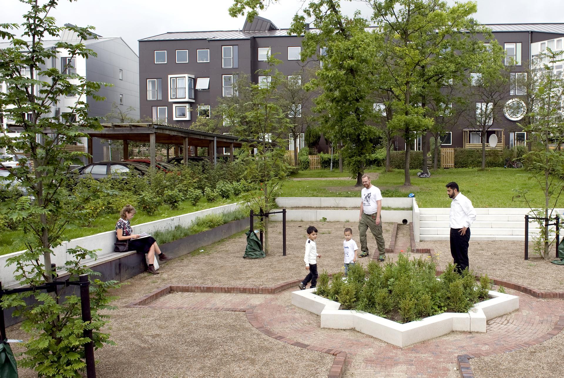 Hospodárenie s dažďovou vodou v mestách môže mať aj takúto podobu. Projekt v štvrti Kokkedal v dánskom Fredensborgu funguje ako záhrada, park aj ihrisko. 

Až 95 % dažďovej vody tu končí v kanáloch a jazerách namiesto v kanalizácii. Toto riešenie je reakciou na prietrž mračien a záplavy, ktoré mestečko postihli v roku 2010. 💧☔ - Obrázok č. 2
