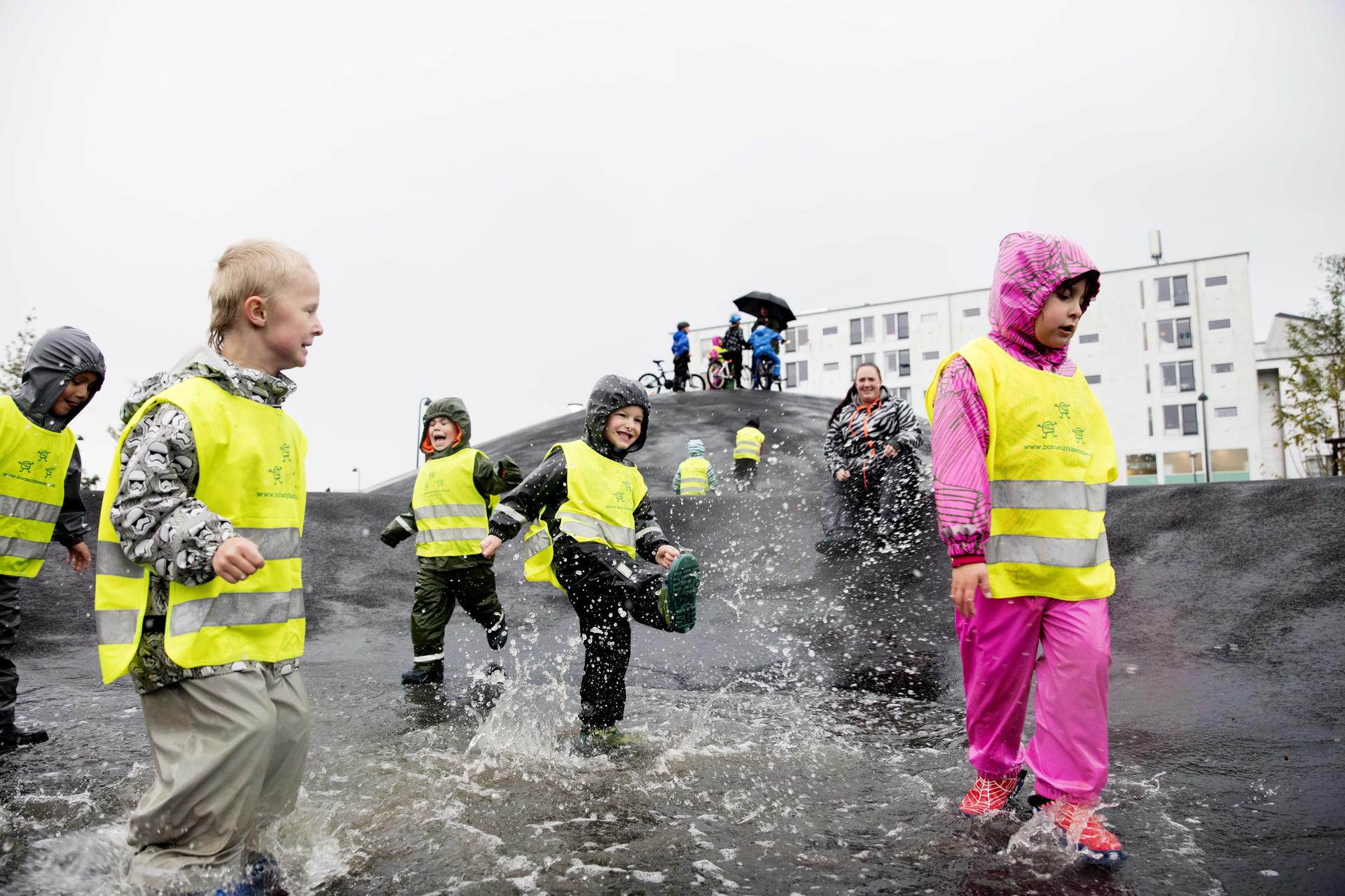 Hospodárenie s dažďovou vodou v mestách môže mať aj takúto podobu. Projekt v štvrti Kokkedal v dánskom Fredensborgu funguje ako záhrada, park aj ihrisko. 

Až 95 % dažďovej vody tu končí v kanáloch a jazerách namiesto v kanalizácii. Toto riešenie je reakciou na prietrž mračien a záplavy, ktoré mestečko postihli v roku 2010. 💧☔ - Obrázok č. 3