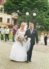 tatínek mě vede do kostela