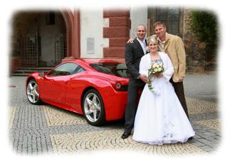 s kamarádem, který vezl ženicha ve Ferrari