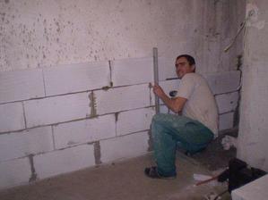zadní stěna v původním kumbále se stavěla celá nová, protože rozdíl mezi spodkem a vrchem byl asi 10 cm...