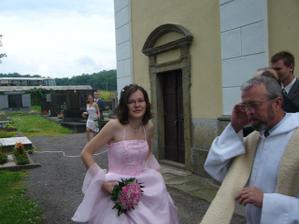 příchod ke kostelu...za minutu jedna, za mnou dobíhá svědkyně, která mi ještě před pěti minutama žehlila šaty :-)