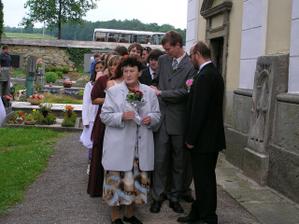 svatební průvod už se řadí - ženich na začátku...
