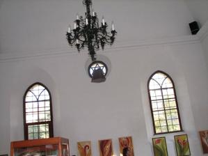 okna a lustr v synagoze