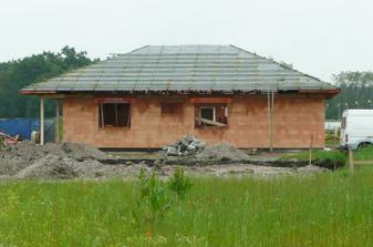3. 6. 2010 střecha už je pokrytá