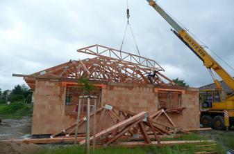 31.5. 2010 přivezli střechu
