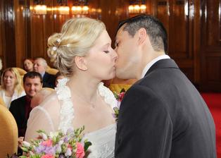 pusinka byla krátká, divím se, že ji fotograf stihl zachytit :-)