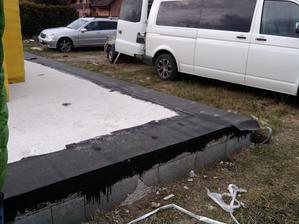 PO KRÁTKEJ PAUZE POKRAČUJEME 10.10.2016 - lepenie hydroizolácie
