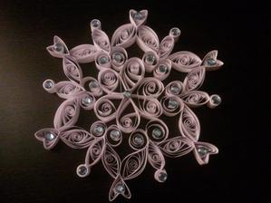 tak jsem konečně vyzkoušela quilling, který jsem tady odkoukala :-) je to zdlouhavý, ale moc hezký :-)